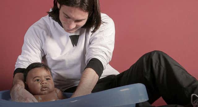 La intrahistoria de la fotografía de Messi con el bebé Lamine Yamal… y con Ronaldinho de estrella: «Nos costó bastante hacerla…»