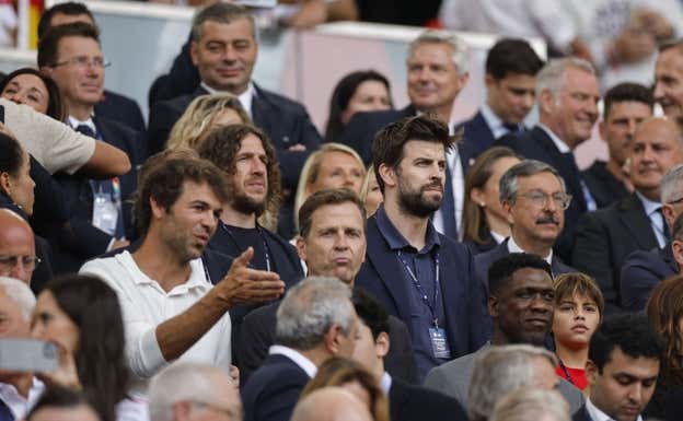 Piqué y Puyol en el palco. EFE