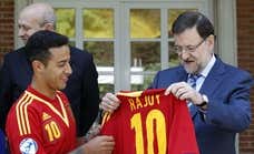 Mariano Rajoy es otro en sus columnas sobre la Selección pero le sobra la política