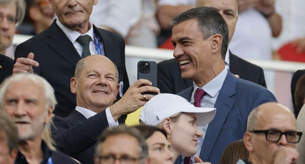 Pedro Sánchez, en el palco de Stuttgart junto al canciller alemán Olaf Scholz. /EFE/Alberto Estévez