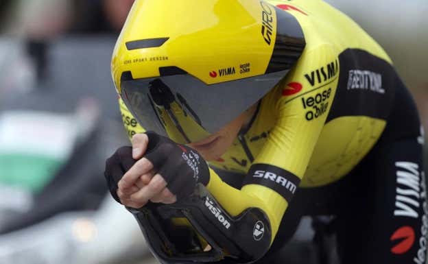 El casco Giro, utilizado aquí por Jonas Vingegaard en la contrarreloj de Tirreno-Adriático.  VISMA-LEASE A BIKE / COR VOS