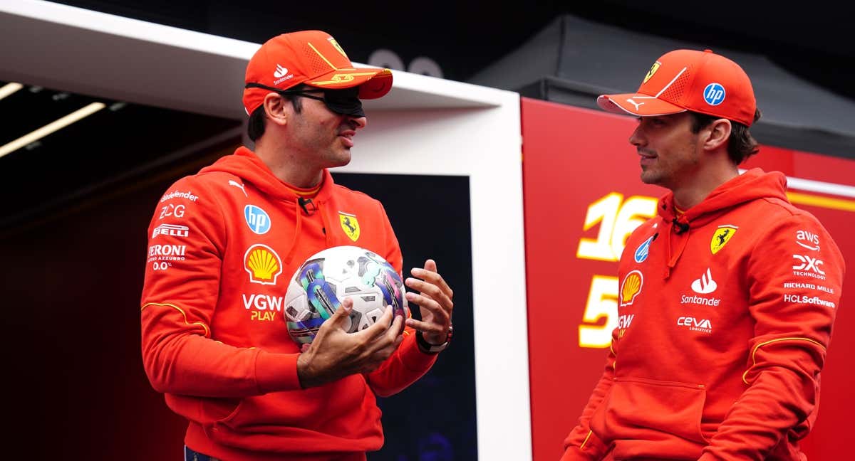 Carlos Sainz, jugando a fútbol con Charles Leclerc.