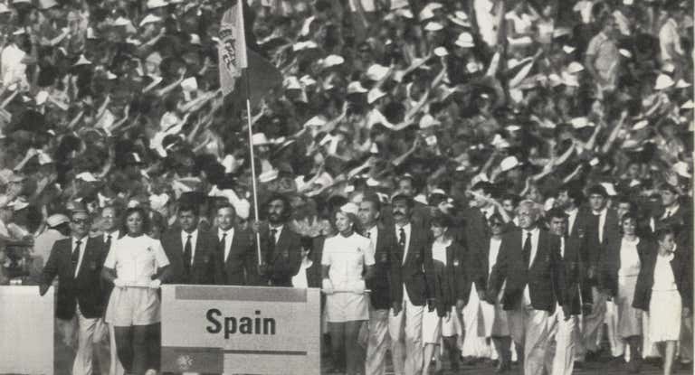 Alejandro Abascal lleva la bandera en los Juegos de 1984.