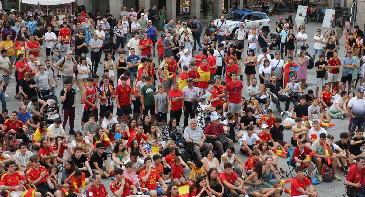 Aficionados españoles siguen el partido de España por televisión en una plaza de Segovia. /ANTONIO DE TORRE.