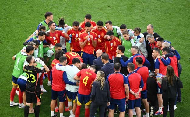 Luis de la Fuente se dirige a sus jugadores antes de comenzar la prórroga de los cuartos de la Euro.  GETTY