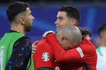 Un desgarrador abrazo de Pepe y Cristiano encierra el fin de una era