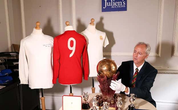 Camiseetas de Di Stéfano, el Súper Balón de Oro y otros trofeos.  JULIEN'S AUCTIONS