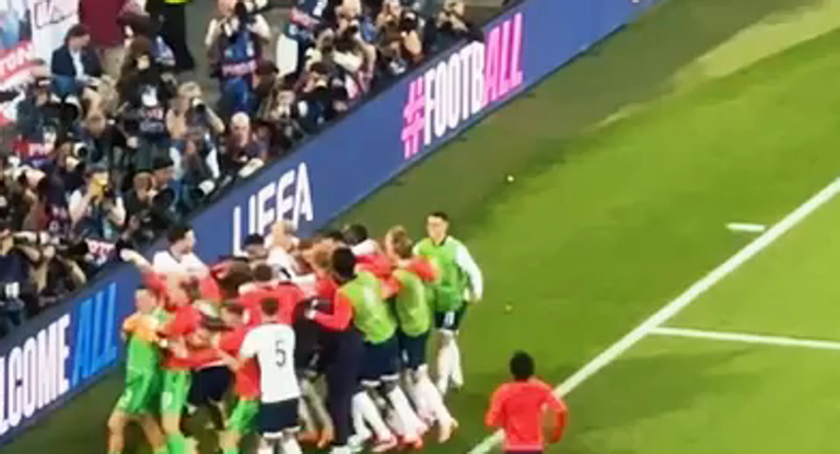 Los aficionados ingleses celebran el pase a semis de su selección