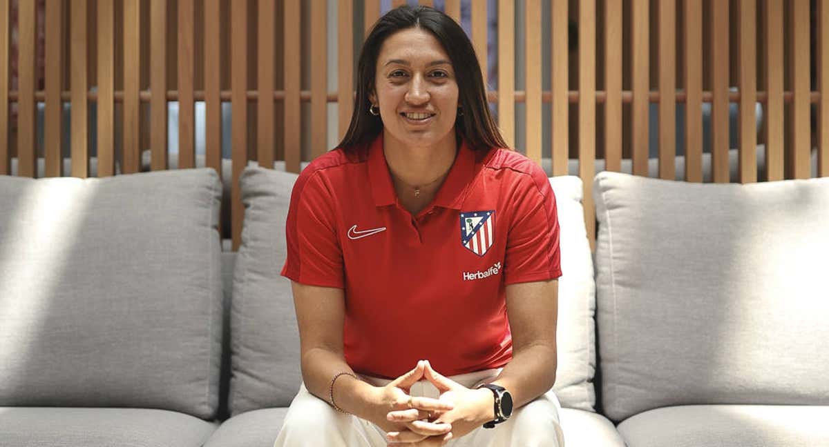 Fiamma Benítez posa tras firmar como nueva jugadora del Atlético.