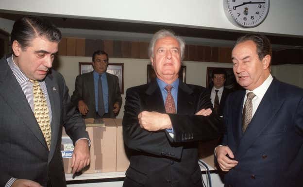 Lorenzo Sanz, Ramón Mendoza y Villar Mir en 1995.  EFE/ A. DÍAZ