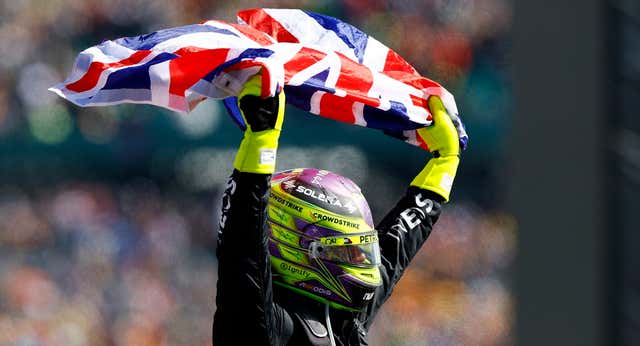 Abrazo con sus padres, bandera británica por todo lo alto y 945 días explican por qué Lewis Hamilton “no podía salir de la cama”