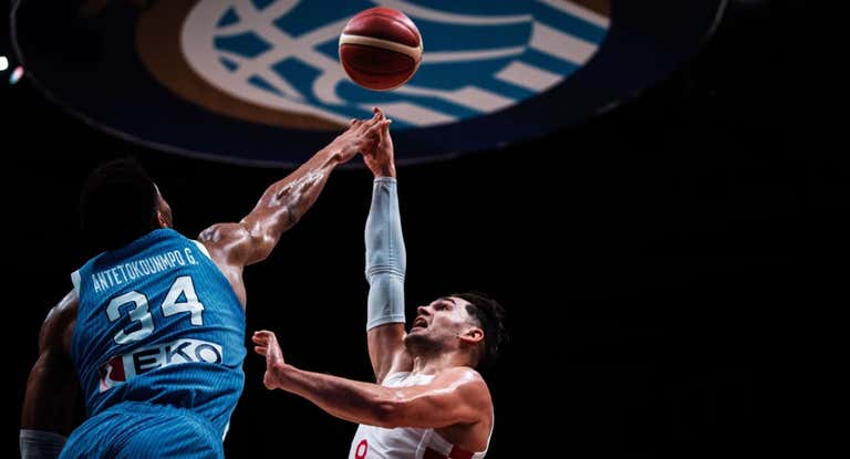 Antetokounmpo pugna con Hezonja durante una jugada.