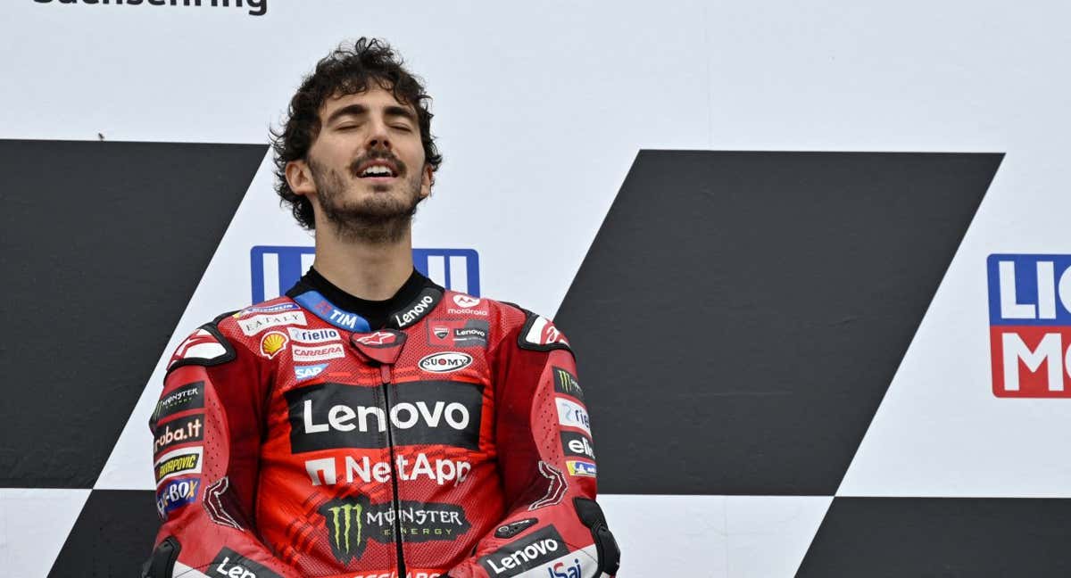 Bagnaia cierra los ojos en lo alto del podio del GP de Alemania./Reuters