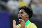 Así fue el debut de titular de Endrick con Brasil: golpes, encontronazo con Araújo y Raphinha y sin penalti