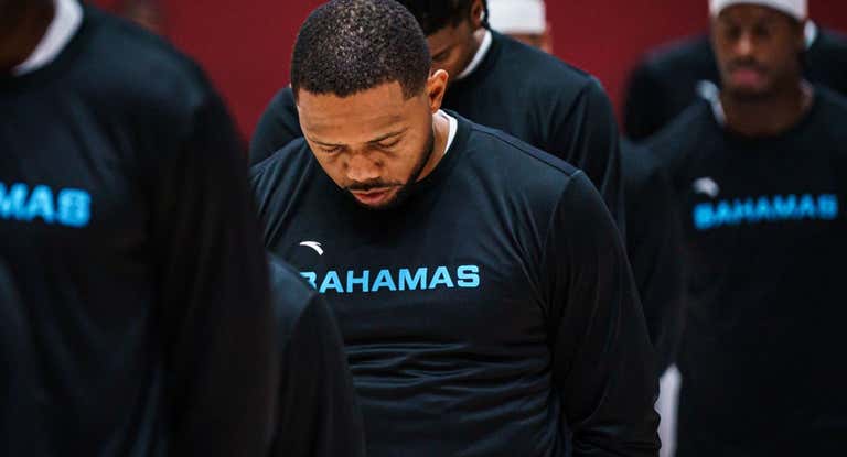Eric Gordon, durante el himno de Bahamas.