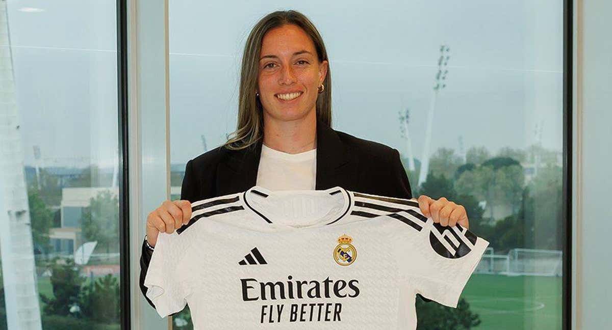 Eva Navarro posa con la camiseta del Real Madrid durante el anuncio oficial de su fichaje.