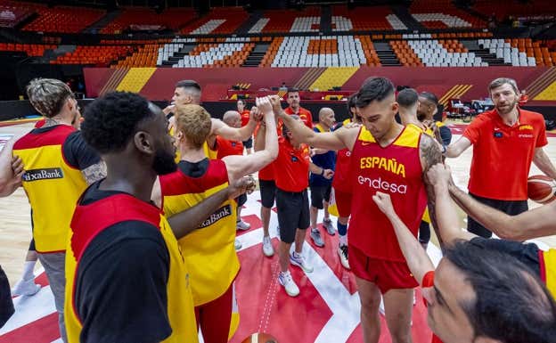 Fran Vázquez junto a los actuales jugadores de la Selección. FEB