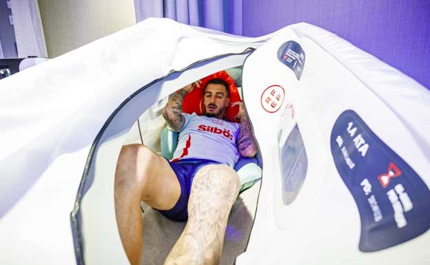 Joselu sale de la cámara hiperbárica.  RFEF