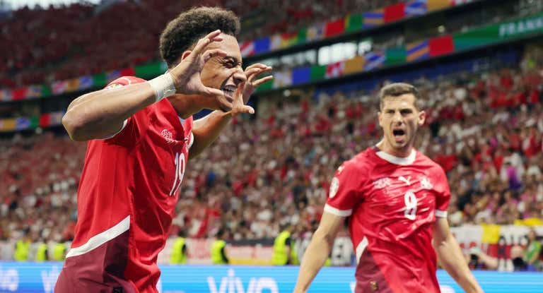 Dan Ndoye celebra un gol de Suiza con su compañero Remo Freuler.