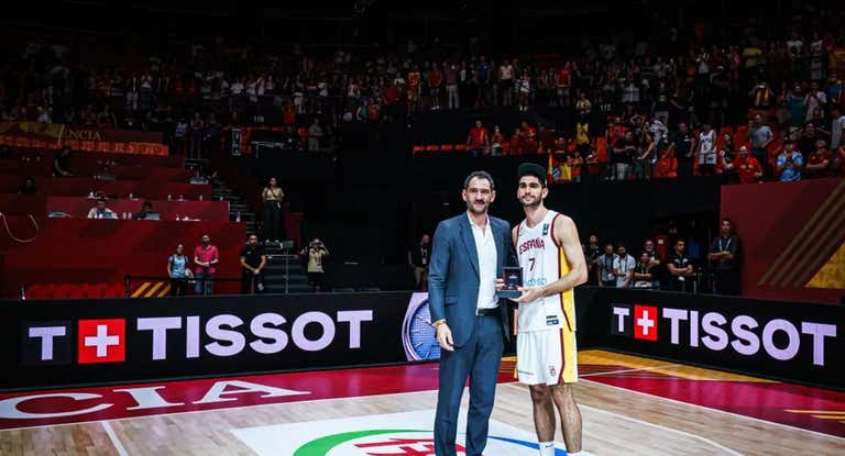 El presidente de FIBA Europa, Jorge Garbajosa, entrega a Santi Aldama el MVP del Preolímpico.