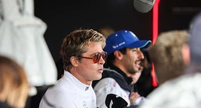 Brad Pitt actuando… mientras cuatro pilotos no sabían dónde meterse