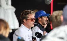 Brad Pitt actuando... mientras cuatro pilotos no sabían dónde meterse