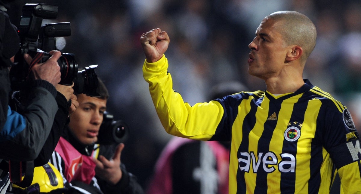 Alex de Souza celebra un gol en un Fenerbahçe-Besiktas.