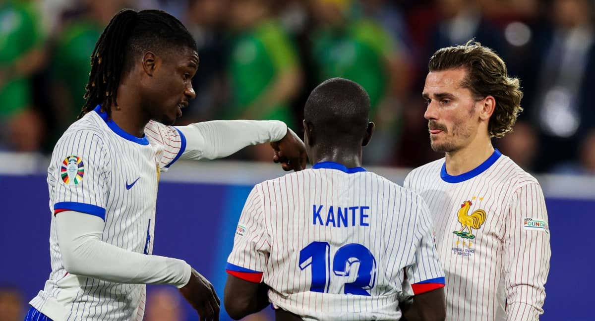 Camavinga, Kanté y Griezmann, en pleno partido contra Austria.
