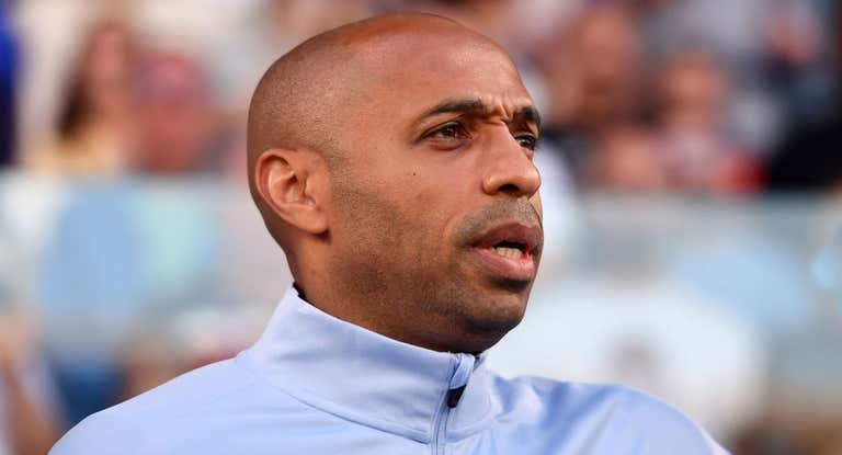 Thierry Henry, escuchando el himno francés.