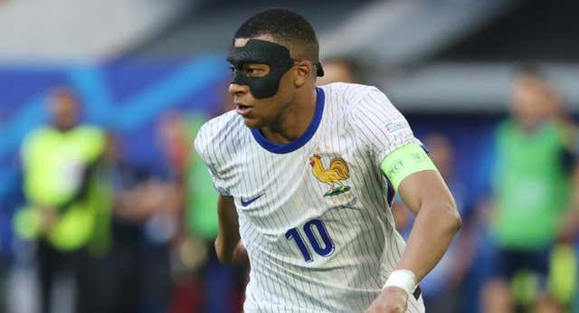 Dentro del infierno que vive Mbappé al otro lado de la máscara: «Hay como puntos ciegos»