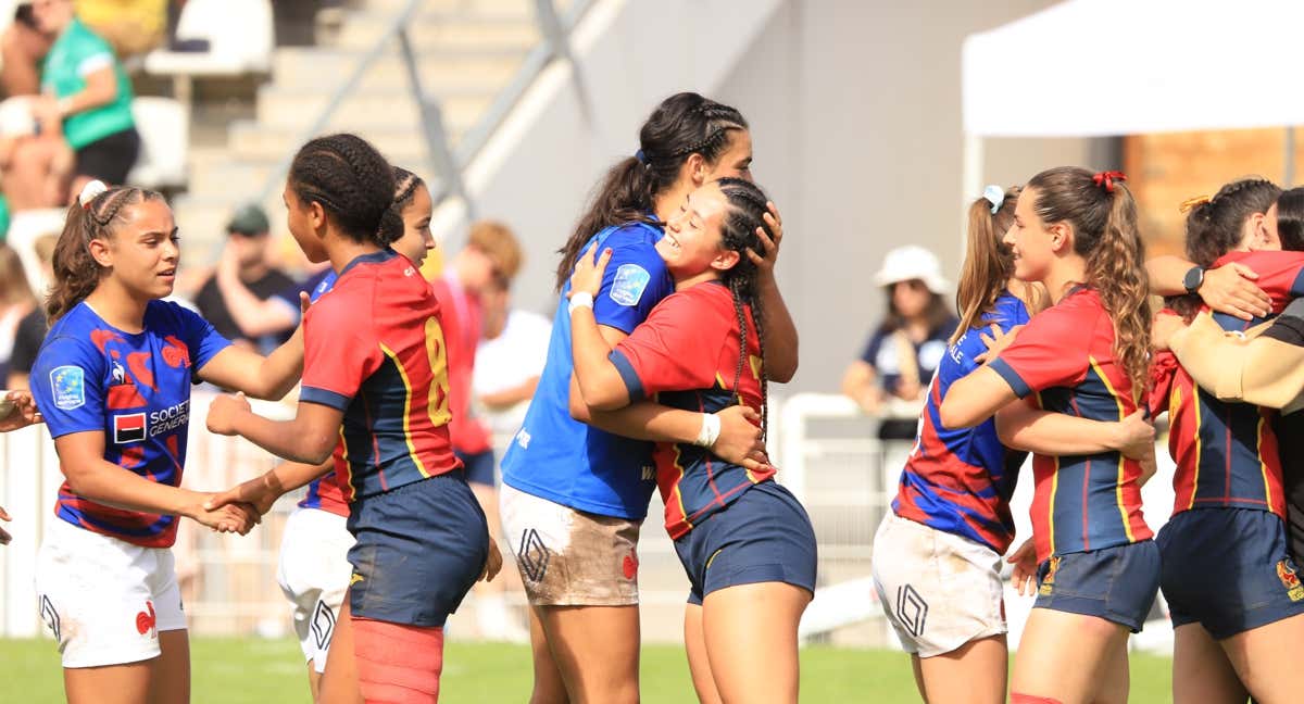 Leonas 7s M18 y francesas se saludan tras la final. /Rugby Europe