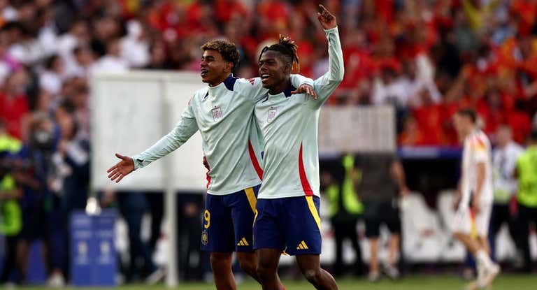 Nico Williams y Lamine Yamal celebran el pase a semifinales de la Eurocopa.