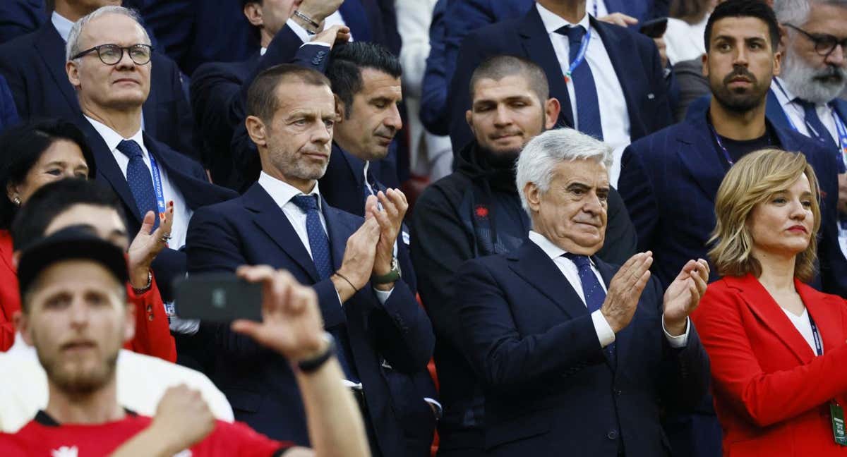 Pedro Rocha, junto a Aleksandr Ceferin el palco del partido entre España y Georgia. /REUTERS