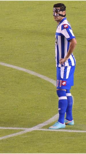Riki, con la máscara en un partido con el Dépor.  EFE