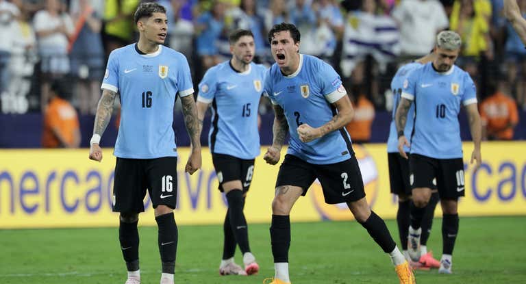 La Selección de Uruguay tras la victoria ante Brasil en cuartos de final