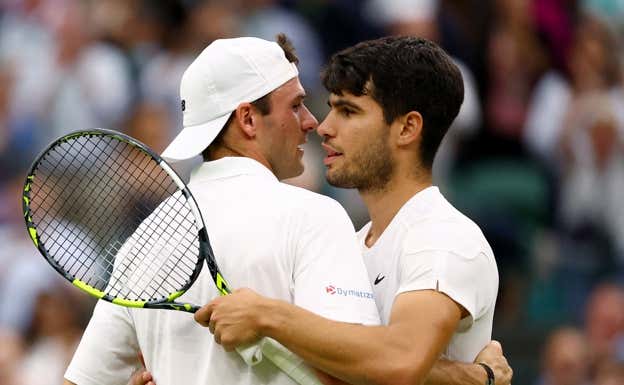 Alcaraz abraza en la red a Tommy Paul REUTERS
