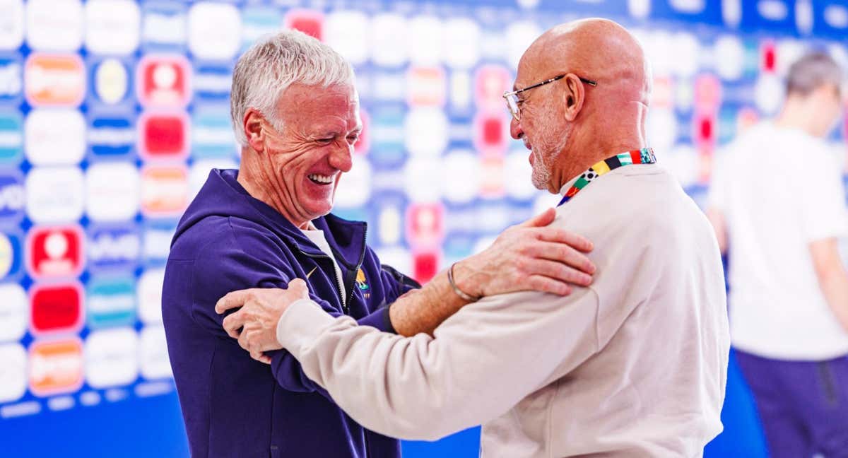 De la Fuente y Deschamps se saludan en las tripas del Allianz Arena. /RFEF