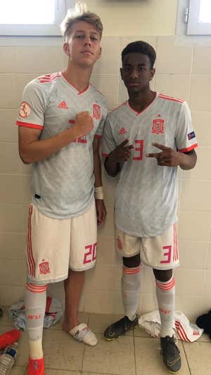 Leo y Alejandro Balde con la Selección. IMAGEN CEDIDA