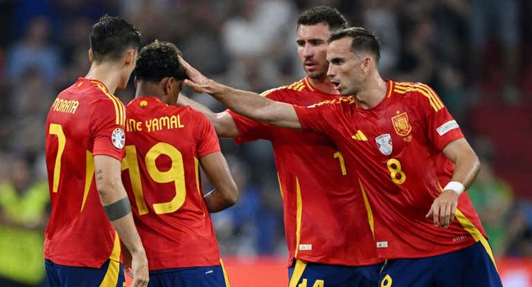 Fabián y Laporte felicitan a Lamine por su gol.