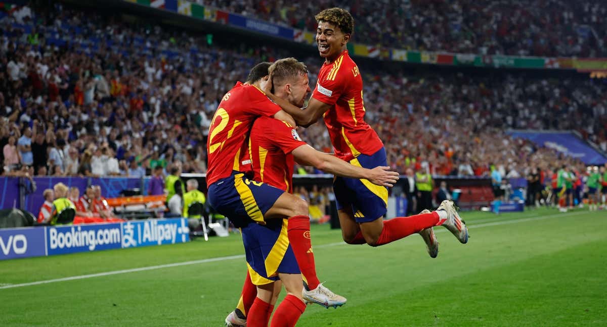 Jesús Navas, Lamine Yamal y Dani Olmo celebran el gol de este último en el España-Francia de semifinales de la Euro 2024. /EFE/Alberto Estévez