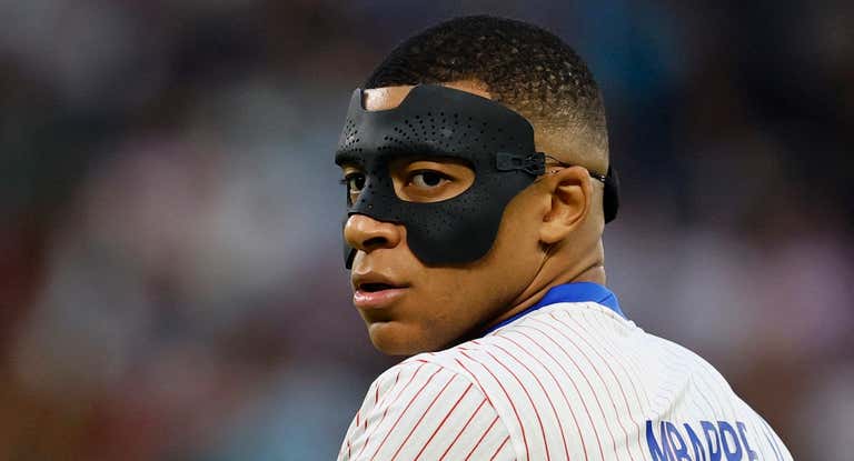 Kylian Mbappé jugando con una máscara durante la Eurocopa 2024.