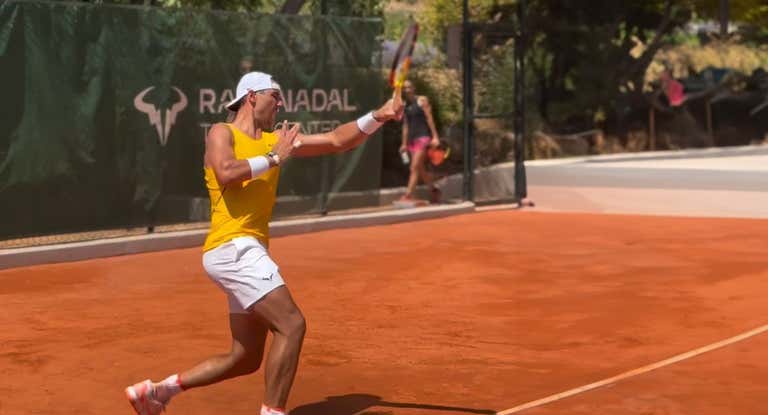 Rafael Nadal se ejercita en el centro que abrió en Grecia en 2019.