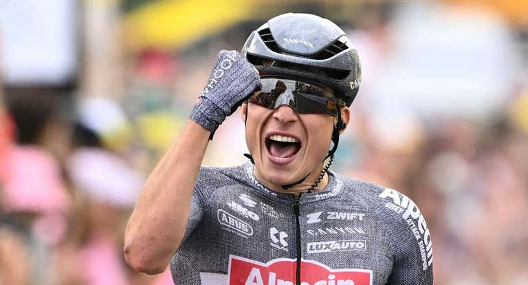 Jasper Philipsen celebra el triunfo.