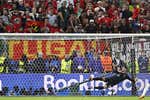 ¿Cómo tira los penaltis Francia? Lo que debe tener escrito en su botella Unai Simón