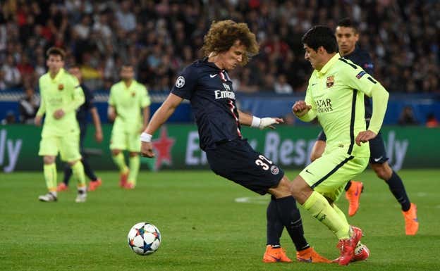 Suárez le tira un caño a David Luiz para acabar anotando uno de sus goles más incónicos. AFP
