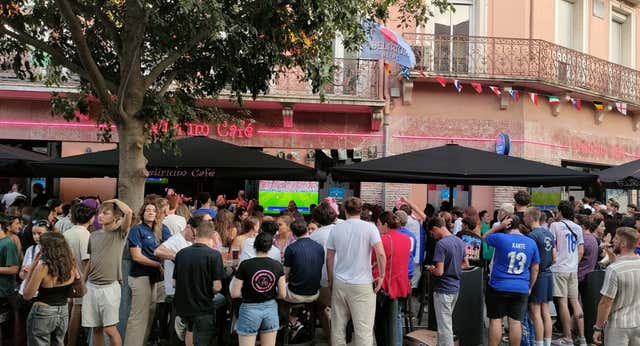 En el bastión de la ultraderecha francesa viendo el España – Francia, entre silbidos a Laporte y banderas en las calvas