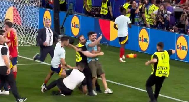 José Santos, el currito de la RFEF que casi lesiona a Morata fue arropado y ya tiene el perdón: “Una amarilla y punto”