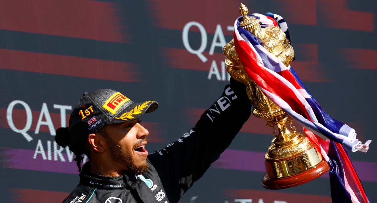 Hamilton, celebrando su victoria en Silverstone./REUTERS