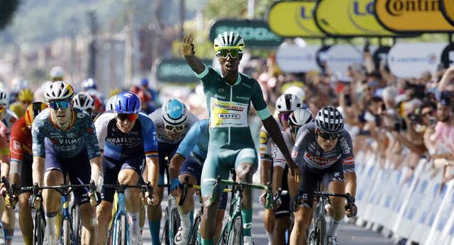 Girmay sigue intratable en otro día dramático para Roglic