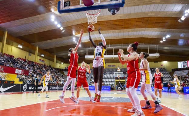 Awa Fam debutó con la absoluta este verano en el Torneo de Vigo.  FEB